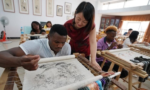 Học bổng - vũ khí 'quyền lực mềm' của Trung Quốc ở châu Phi Học bổng - vũ khí 'quyền lực mềm' của Trung Quốc ở châu Phi