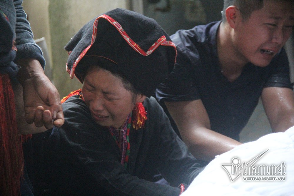 Trèo đèo, lội suối đưa thi thể Phó bí thư xã bị lũ cuốn trôi trong lúc cứu 2 cháu nhỏ về an táng Trèo đèo, lội suối đưa thi thể Phó bí thư xã bị lũ cuốn trôi trong lúc cứu 2 cháu nhỏ về an táng