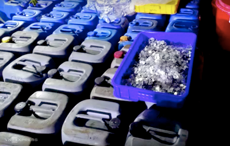 HÀNG CHỤC TẤN TIỀN CHẤT ĐIỀU CHẾ MA TÚY MUA CÔNG KHAI Ở CHỢ