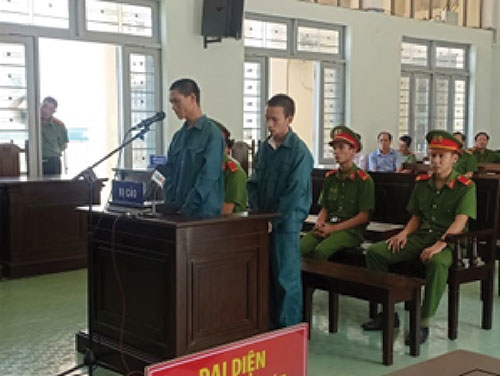 Bình Thuận: Đốt xe cảnh sát, 2 bị cáo nhận 28 năm tù Bình Thuận: Đốt xe cảnh sát, 2 bị cáo nhận 28 năm tù