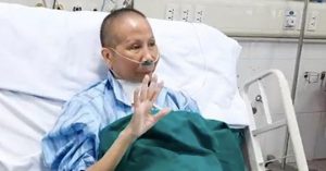 Bác gái bệnh nhân 17 từng 3 lần ngừng tim nay đã vẫy tay chào mọi người Bác gái bệnh nhân 17 từng 3 lần ngừng tim nay đã vẫy tay chào mọi người