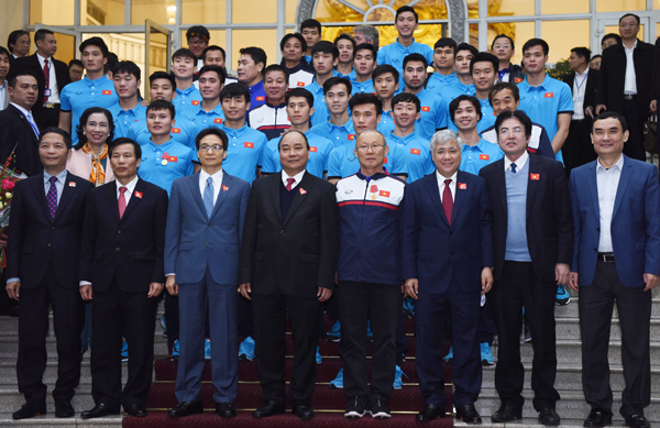 Thủ tướng đón U23: 'Đội tuyển đã vô địch trong trái tim 90 triệu người dân' Thủ tướng đón U23: 'Đội tuyển đã vô địch trong trái tim 90 triệu người dân'