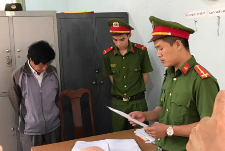 Bắt hiệu trưởng 'ăn chặn' tiền lương, nhận 300 triệu chạy việc