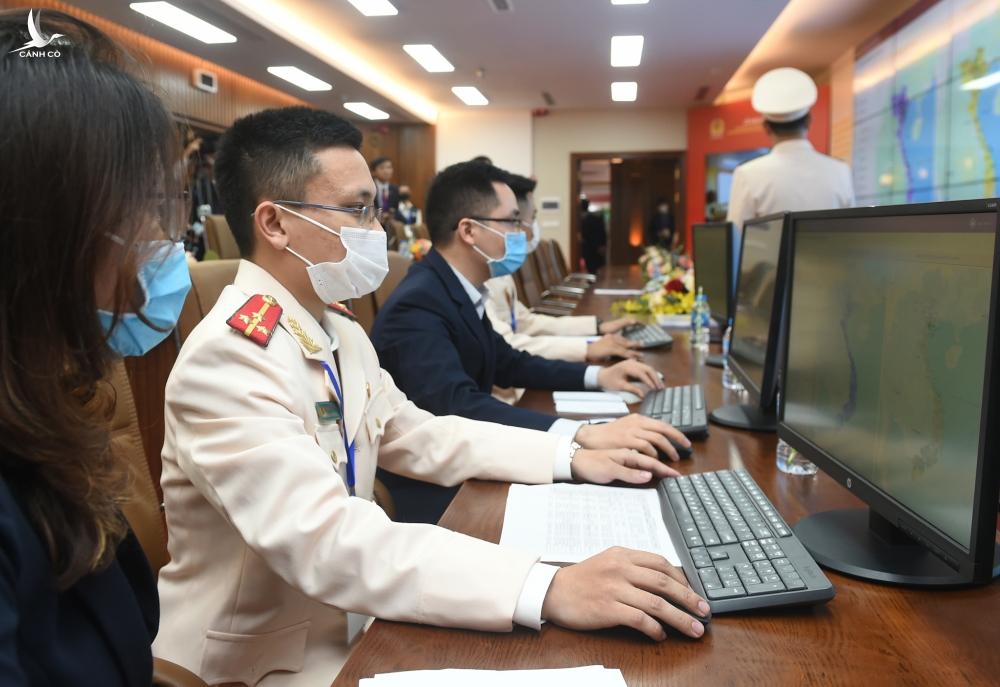 Thủ tướng dự khai trương 2 hệ thống CSDL phục vụ lợi ích cho mọi người dân Thủ tướng dự khai trương 2 hệ thống CSDL phục vụ lợi ích cho mọi người dân