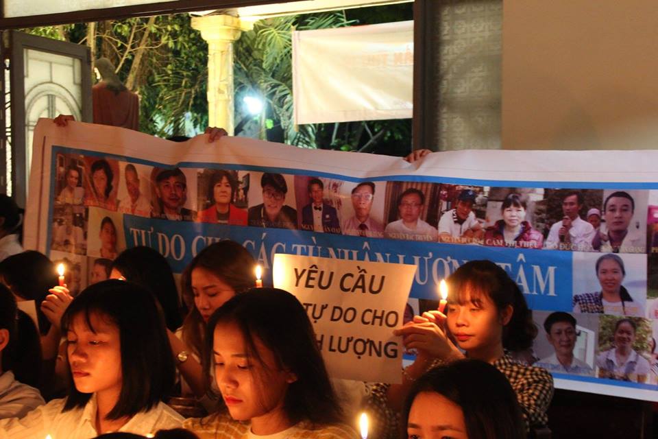 BỎ MẶC LỜI CHÚA LINH MỤC NHÀ THỜ THÁI HÀ LẠI TIẾP TỤC CẦU NGUYỆN CHO TỘI PHẠM BỎ MẶC LỜI CHÚA LINH MỤC NHÀ THỜ THÁI HÀ LẠI TIẾP TỤC CẦU NGUYỆN CHO TỘI PHẠM