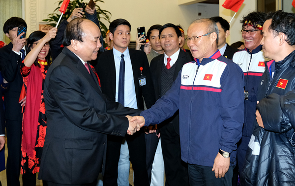 Thủ tướng đón U23: 'Đội tuyển đã vô địch trong trái tim 90 triệu người dân' Thủ tướng đón U23: 'Đội tuyển đã vô địch trong trái tim 90 triệu người dân'