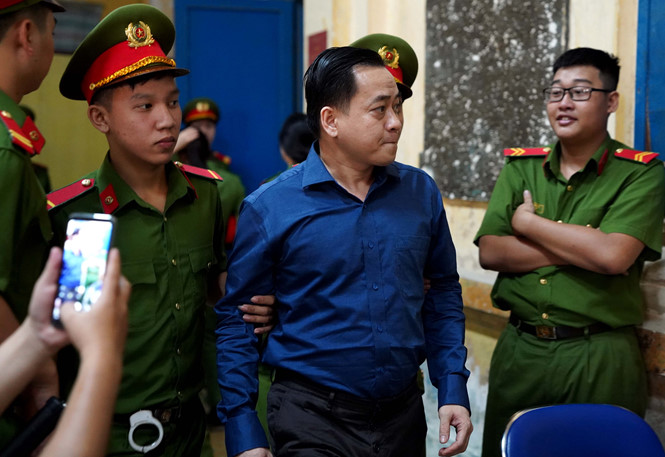 Đại án DongA Bank: Trần Phương Bình khai không bàn trước với Vũ 'nhôm' vụ 200 tỉ Đại án DongA Bank: Trần Phương Bình khai không bàn trước với Vũ 'nhôm' vụ 200 tỉ