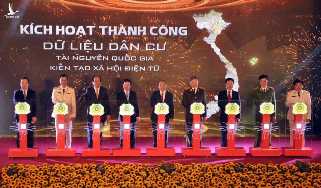 Người dân giao dịch không mang giấy tờ: Bước tiến lớn về Chính phủ điện tử