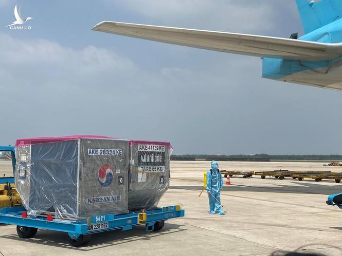 Ý nghĩa đặc biệt của lô vắc xin Covid-19 đầu tiên về Việt Nam Ý nghĩa đặc biệt của lô vắc xin Covid-19 đầu tiên về Việt Nam