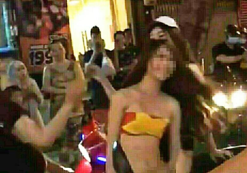 Quấn quốc kỳ như áo tắm đi “bão” có bị tội? Quấn quốc kỳ như áo tắm đi “bão” có bị tội?