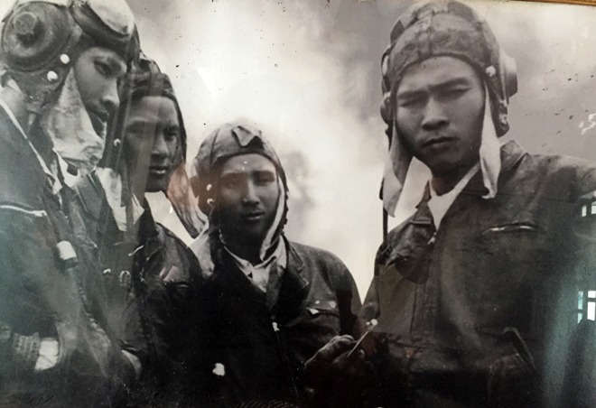 Phi công Nguyễn Văn Bảy - người anh hùng chân đất Phi công Nguyễn Văn Bảy - người anh hùng chân đất