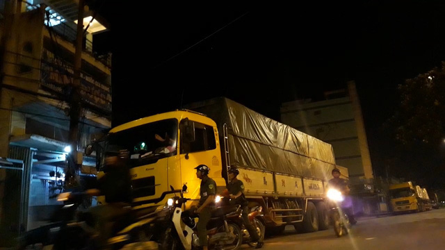 Cận cảnh nhóm dân phòng ngang nhiên… 'làm luật' Cận cảnh nhóm dân phòng ngang nhiên… 'làm luật'