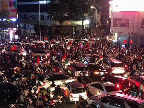 U.23 Việt Nam vào bán kết tuyệt vời: Biển người ra đường ăn mừng U.23 Việt Nam vào bán kết tuyệt vời: Biển người ra đường ăn mừng