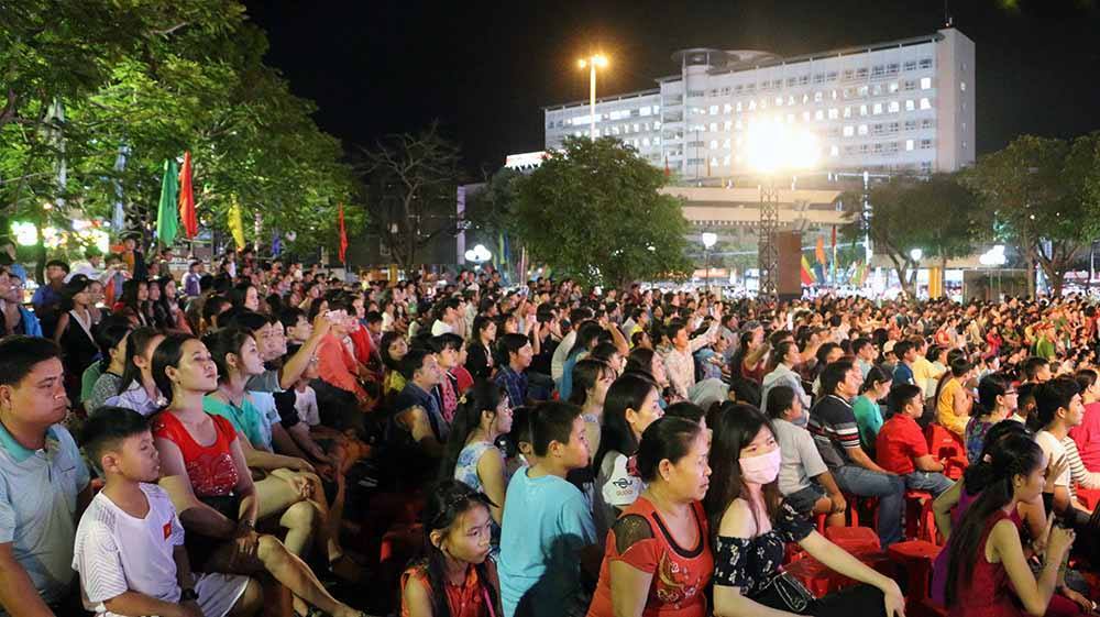 Rộn ràng đón năm mới 2019 khắp 3 miền Rộn ràng đón năm mới 2019 khắp 3 miền