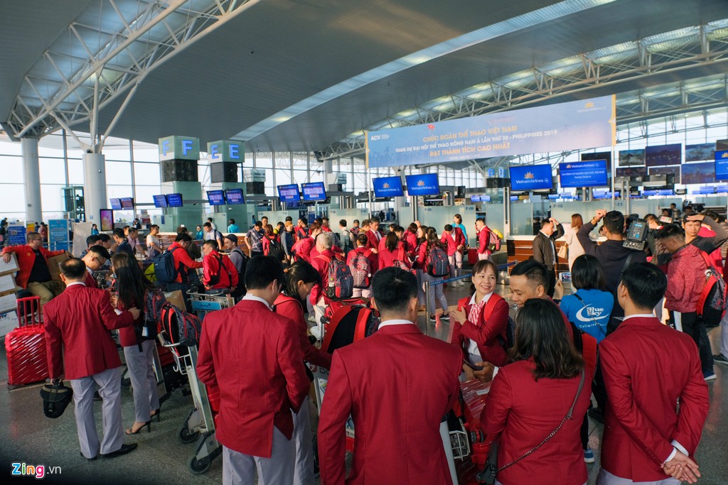 Đoàn TTVN phủ sắc đỏ sân bay Nội Bài trước giờ sang Philippines Đoàn TTVN phủ sắc đỏ sân bay Nội Bài trước giờ sang Philippines