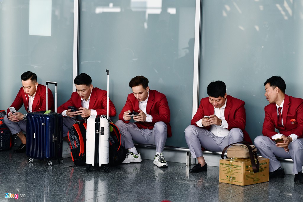 Đoàn TTVN phủ sắc đỏ sân bay Nội Bài trước giờ sang Philippines Đoàn TTVN phủ sắc đỏ sân bay Nội Bài trước giờ sang Philippines