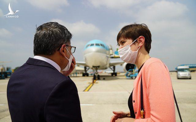 Ý nghĩa đặc biệt của lô vắc xin Covid-19 đầu tiên về Việt Nam Ý nghĩa đặc biệt của lô vắc xin Covid-19 đầu tiên về Việt Nam