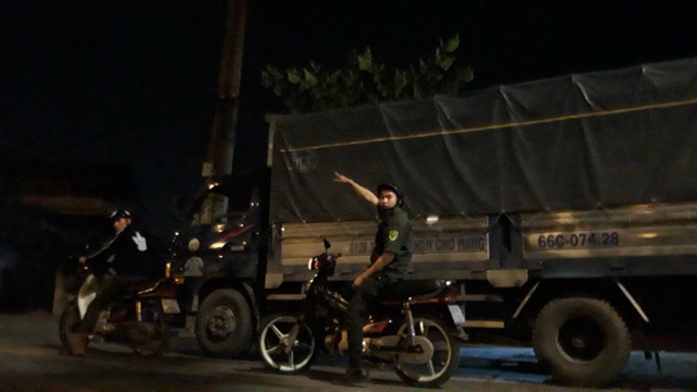 Cận cảnh nhóm dân phòng ngang nhiên… 'làm luật' Cận cảnh nhóm dân phòng ngang nhiên… 'làm luật'