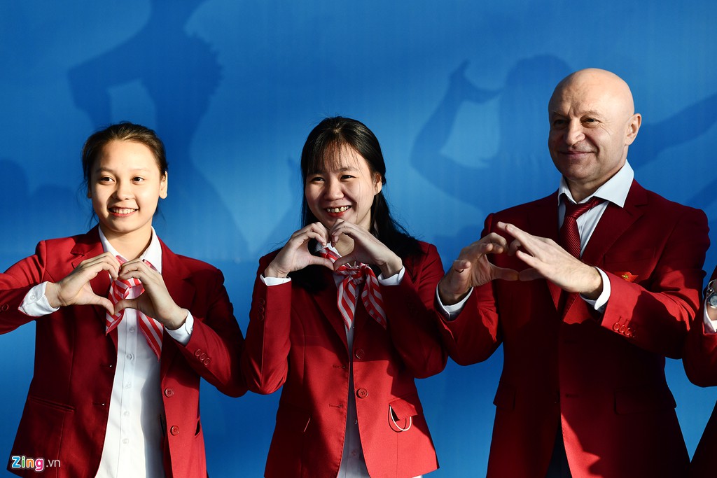 Đoàn TTVN phủ sắc đỏ sân bay Nội Bài trước giờ sang Philippines Đoàn TTVN phủ sắc đỏ sân bay Nội Bài trước giờ sang Philippines