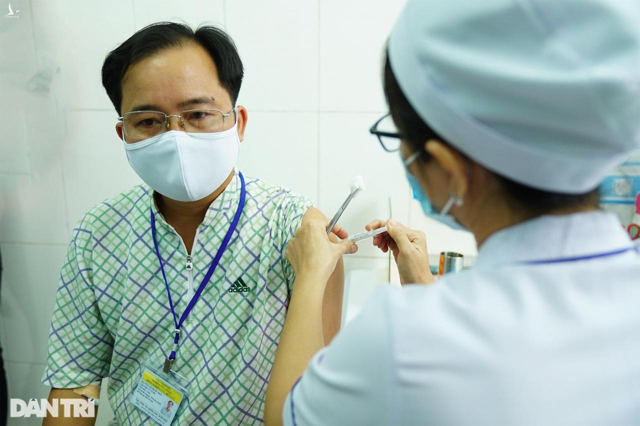 “Không ra tuyến đầu thì góp công thử nghiệm vắc xin”