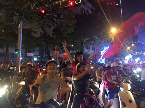 U.23 Việt Nam vào bán kết tuyệt vời: Biển người ra đường ăn mừng U.23 Việt Nam vào bán kết tuyệt vời: Biển người ra đường ăn mừng