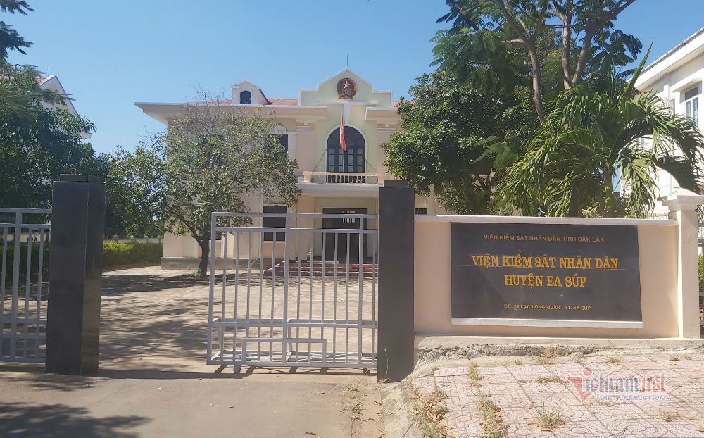 Nghi vấn Viện trưởng KSND ở Đắk Lắk đi hát karaoke ôm bị quay clip Nghi vấn Viện trưởng KSND ở Đắk Lắk đi hát karaoke ôm bị quay clip