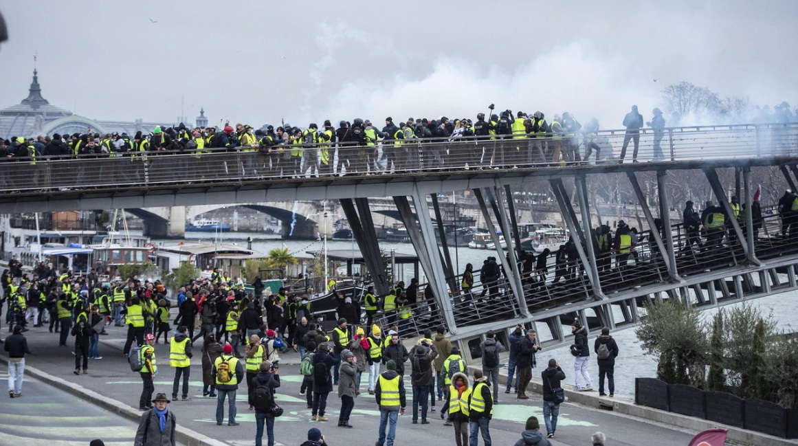 Nước Pháp rúng động vì biểu tình bạo lực