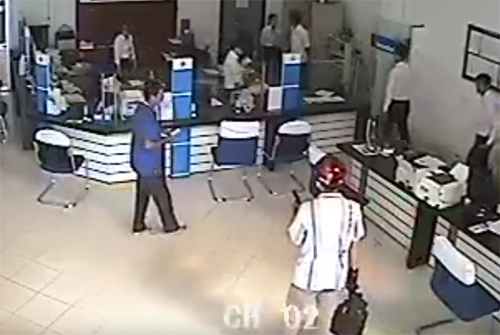 Bảo vệ ngân hàng ở Vĩnh Long: 'Tên cướp lên đạn dọa bắn tôi' Bảo vệ ngân hàng ở Vĩnh Long: 'Tên cướp lên đạn dọa bắn tôi'