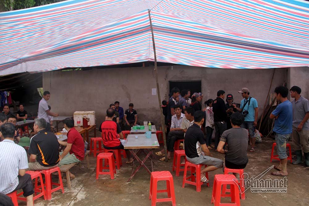 Trèo đèo, lội suối đưa thi thể Phó bí thư xã bị lũ cuốn trôi trong lúc cứu 2 cháu nhỏ về an táng Trèo đèo, lội suối đưa thi thể Phó bí thư xã bị lũ cuốn trôi trong lúc cứu 2 cháu nhỏ về an táng