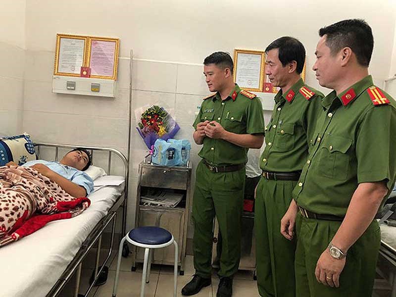 Khởi tố 2 kẻ đâm ‘hiệp sĩ’ tội giết người và trộm Khởi tố 2 kẻ đâm ‘hiệp sĩ’ tội giết người và trộm