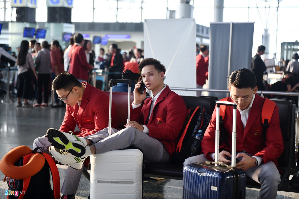 Đoàn TTVN phủ sắc đỏ sân bay Nội Bài trước giờ sang Philippines Đoàn TTVN phủ sắc đỏ sân bay Nội Bài trước giờ sang Philippines