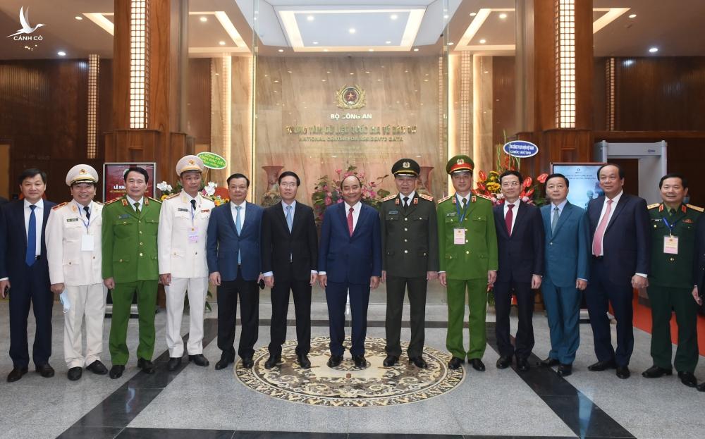 Thủ tướng dự khai trương 2 hệ thống CSDL phục vụ lợi ích cho mọi người dân Thủ tướng dự khai trương 2 hệ thống CSDL phục vụ lợi ích cho mọi người dân