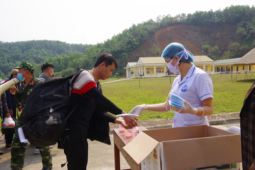 Bắc Kạn cách ly 173 lao động từ Trung Quốc về