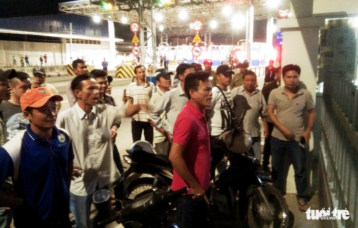 Tài xế van xin 'bao nhiêu tiền cũng trả' để qua trạm T2 BOT