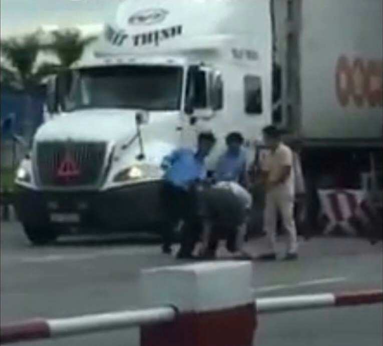 Tạm đình chỉ 3 nhân viên trạm thu phí QL5 hành hung lái xe