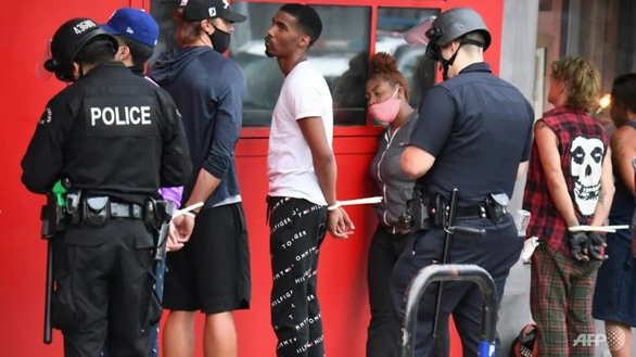 Cảnh sát tiếp tục áp dụng biện pháp thô bạo, bạo lực và cướp bóc tiếp tục lan rộng tại Mỹ Cảnh sát tiếp tục áp dụng biện pháp thô bạo, bạo lực và cướp bóc tiếp tục lan rộng tại Mỹ