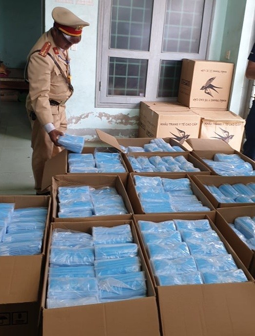 75.000 khẩu trang y tế không rõ nguồn gốc bị công an chặn đứng trên đường đi tiêu thụ 75.000 khẩu trang y tế không rõ nguồn gốc bị công an chặn đứng trên đường đi tiêu thụ