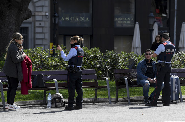 Quy định của các nước phạt người vi phạm lệnh hạn chế ra ngoài như thế nào? Quy định của các nước phạt người vi phạm lệnh hạn chế ra ngoài như thế nào?