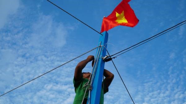 Trao cờ cho ngư dân bám biển–Không đơn giản là hình ảnh tượng trưng Trao cờ cho ngư dân bám biển–Không đơn giản là hình ảnh tượng trưng