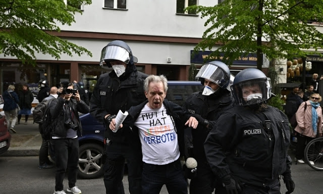 Cảnh sát Đức áp dụng biện pháp mạnh với người biểu tình chống lệnh phong tỏa Cảnh sát Đức áp dụng biện pháp mạnh với người biểu tình chống lệnh phong tỏa