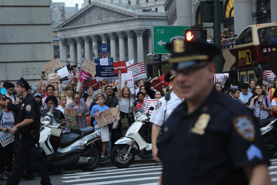 Trump ngưng 'Chính sách Giấc mơ' của Obama, biểu tình nổ ra khắp Mỹ Trump ngưng 'Chính sách Giấc mơ' của Obama, biểu tình nổ ra khắp Mỹ