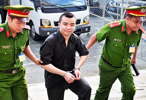 12 người hầu tòa vì cáo buộc hoạt động nhằm lật đổ chính quyền