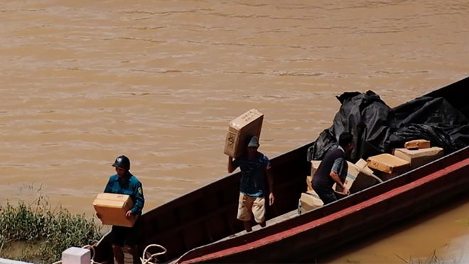 Kỷ luật 8 sĩ quan, quân nhân liên quan vụ buôn lậu công khai ở Móng Cái Kỷ luật 8 sĩ quan, quân nhân liên quan vụ buôn lậu công khai ở Móng Cái