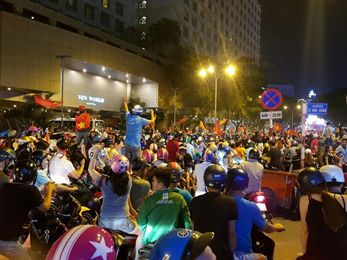 U.23 Việt Nam vào bán kết tuyệt vời: Biển người ra đường ăn mừng U.23 Việt Nam vào bán kết tuyệt vời: Biển người ra đường ăn mừng