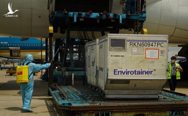 Ý nghĩa đặc biệt của lô vắc xin Covid-19 đầu tiên về Việt Nam Ý nghĩa đặc biệt của lô vắc xin Covid-19 đầu tiên về Việt Nam