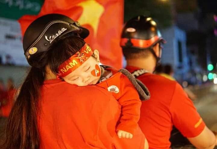 Dưới chân nữ thần tự do Dưới chân nữ thần tự do