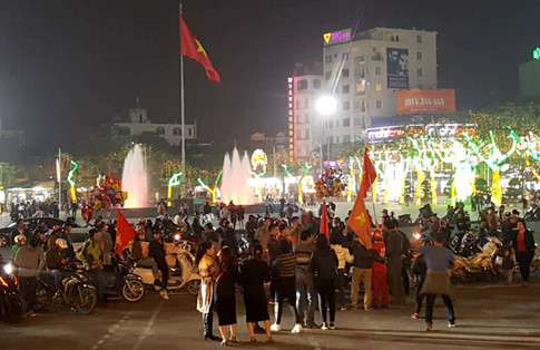 U.23 Việt Nam vào bán kết tuyệt vời: Biển người ra đường ăn mừng U.23 Việt Nam vào bán kết tuyệt vời: Biển người ra đường ăn mừng