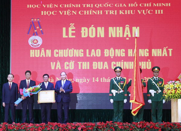 Thủ tướng trao Huân chương Lao động hạng Nhất cho Học viện Chính trị khu vực III Thủ tướng trao Huân chương Lao động hạng Nhất cho Học viện Chính trị khu vực III