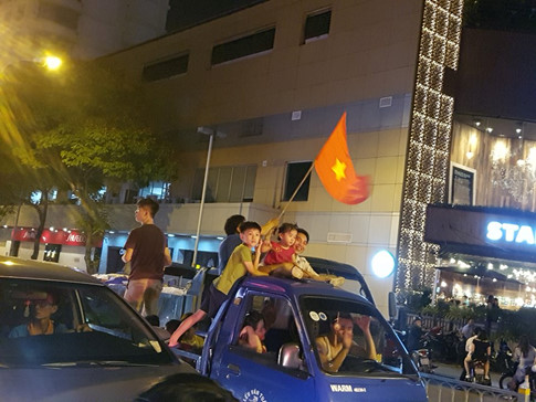 U.23 Việt Nam vào bán kết tuyệt vời: Biển người ra đường ăn mừng U.23 Việt Nam vào bán kết tuyệt vời: Biển người ra đường ăn mừng