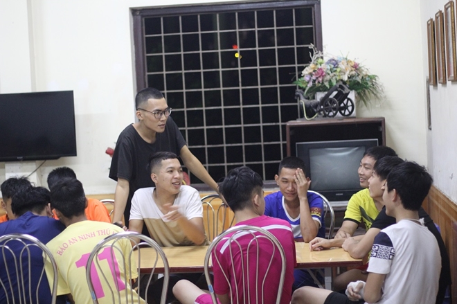 Chàng trai trẻ và chuỗi dự án xã hội miễn phí Chàng trai trẻ và chuỗi dự án xã hội miễn phí